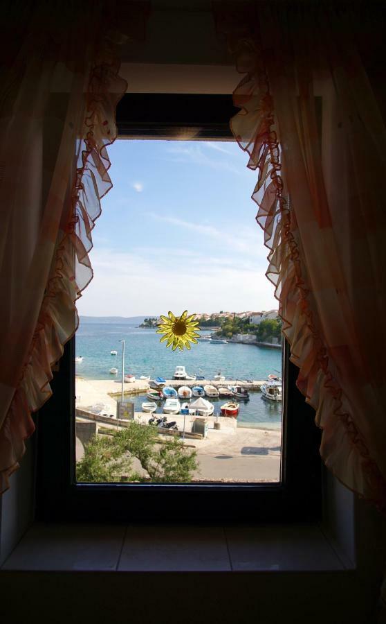 Apartmani Laura Trogir Bagian luar foto